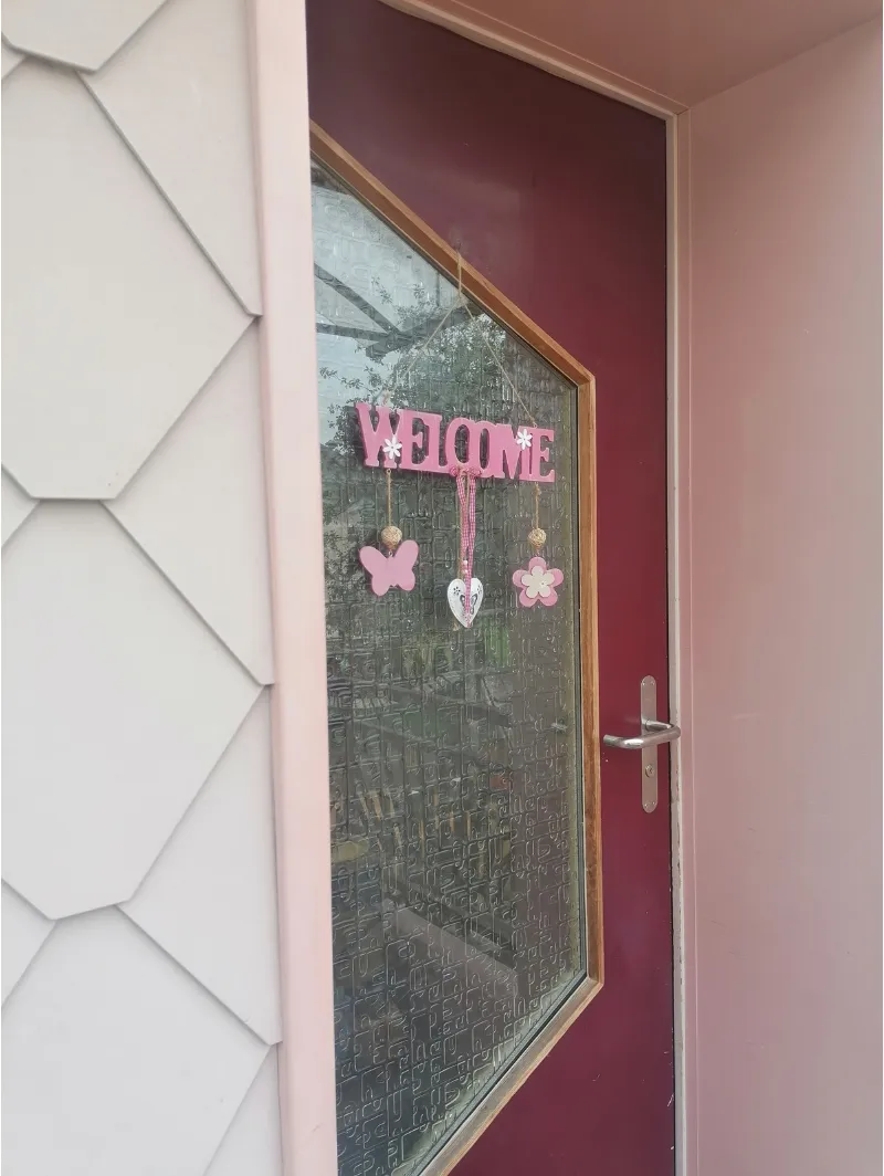 Eingangstür des Chinder- und Jugendhuus mit Welcome-Schild